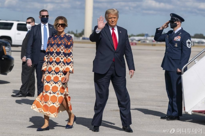 [웨스트팜비치=AP/뉴시스]도널드 트럼프 전 미국 대통령과 부인 멜라니아 트럼프가 20일(현지시간) 플로리다주 웨스트팜비치의 팜비치 국제공항에 도착해 전용기 에어포스원에서 내리고 있다. 2021.01.21.
