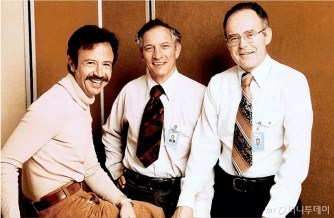 1968년 설립된 인텔 창업자와 1호 사원. 사진 왼쪽부터 1호 사원이자 창업동지인 앤디 그로브, 공동창업자인 로버트 노이스(가운데), 공동창업자인 고든 무어(오른쪽)./사진제공=인텔