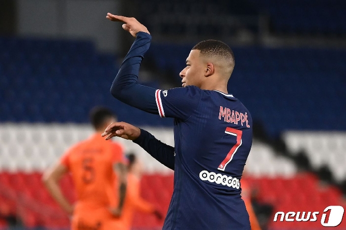 파리 생제르맹의 킬리언 음바페가 22일(한국시간) 프랑스 파리의 파르크 데 프랭스에서 열린 몽펠리와의 2020-21 프랑스 리그1 21라운드에서 득점 후 세리머니를 하고 있다. © AFP=뉴스1