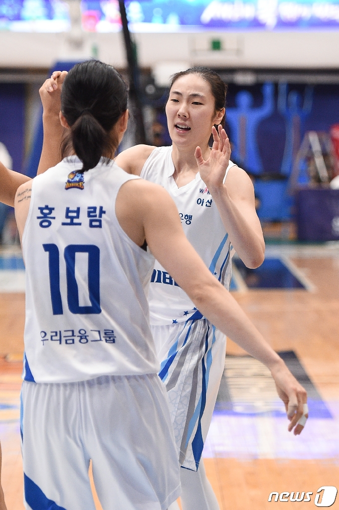 여자농구 우리은행이 박혜진의 결승 3점포를 앞세워 신한은행을 꺾었다. (WKBL 제공)© 뉴스1