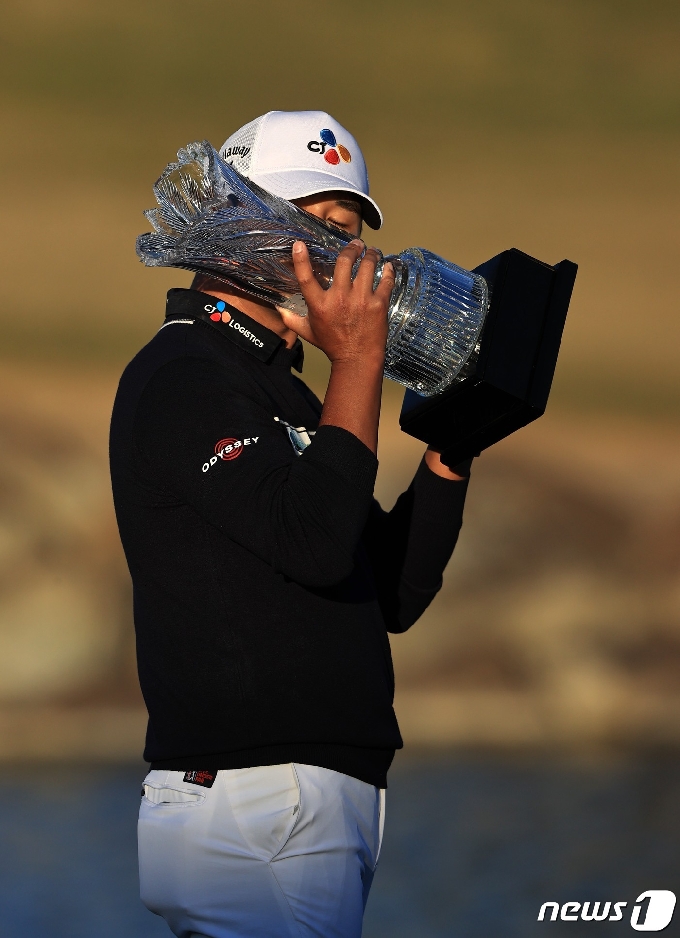 [사진] 3년 8개월 만에 PGA 우승컵 입 맞추는 김시우