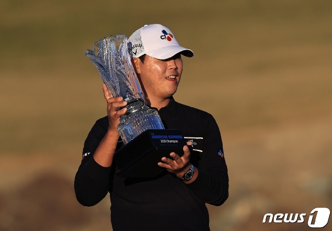 [사진] 3년 8개월 만에 PGA 우승컵 들고 기뻐하는 김시우