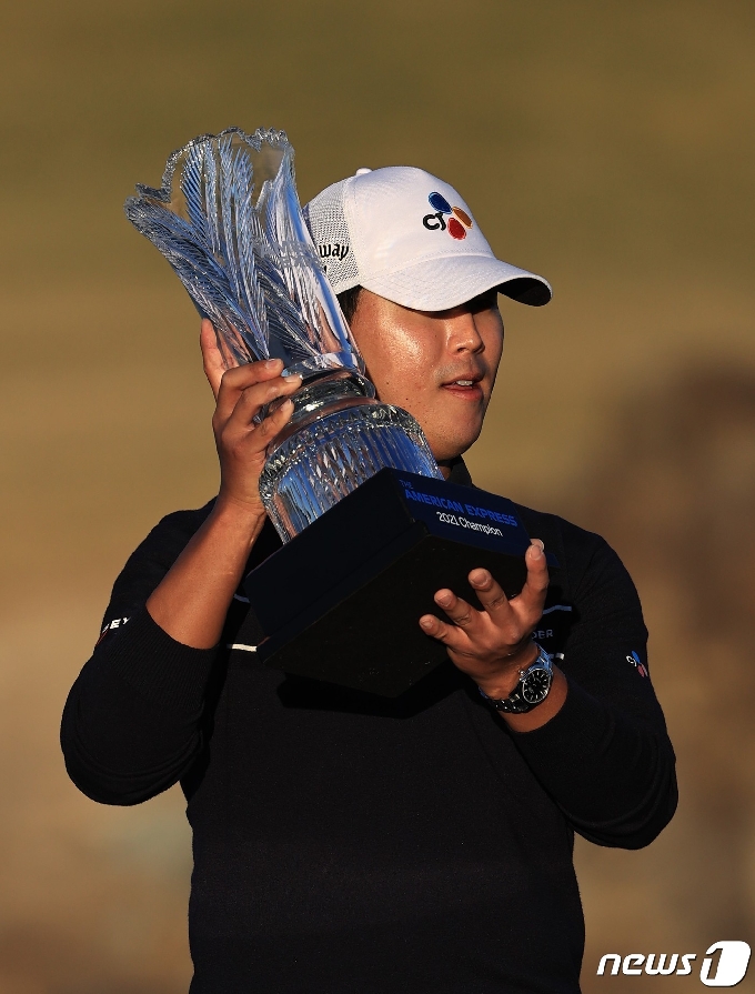 [사진] 3년 8개월만에 PGA 3번째 우승컵 든 김시우