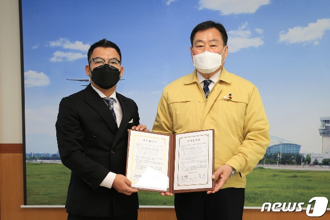 전남 무안군(군수 김산·사진 오른쪽)은 25일 전라남도, 양파즙 제조 전문업체인 ㈜레드스프링(대표이사 정영복·왼쪽)과 3자간 투자협약을 체결했다. © News1