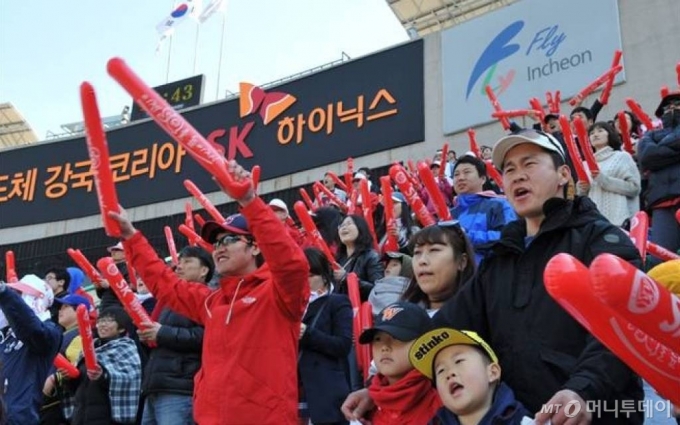 SK하이닉스 임직원과 가족들이 인천 문학경기장에서 열린 SK와이번스 개막전을 찾아 응원하고 있다. / 사진제공=하이닉스