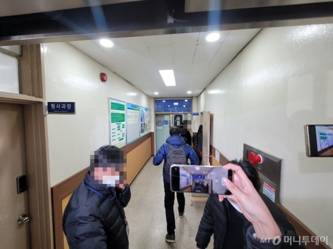 27일 오전 10시쯤 서울중앙지검은 서울 서초경찰서에 대한 압수수색영장을 집행했다. 서에 도착한 검찰 직원들은 서장실, 형사과 등을 수색했다./사진=이사민 기자
