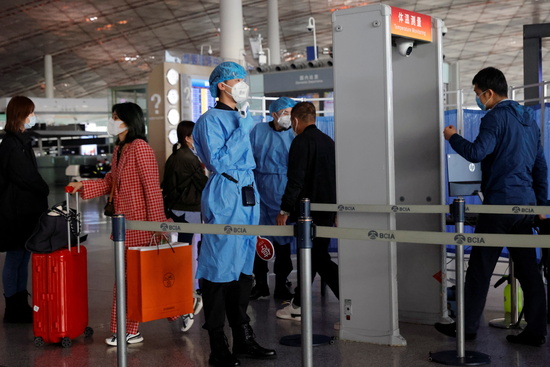 지난해 11월 중국 베이징 캐피탈 공항에서 의료진들이 입국자의 체온을 확인하고 있다. /사진=로이터