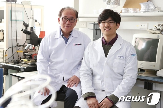 (왼쪽부터)KAIST 바이오및뇌공학과 조영호 교수,윤성현 박사(사진제공 KAIST)© 뉴스1