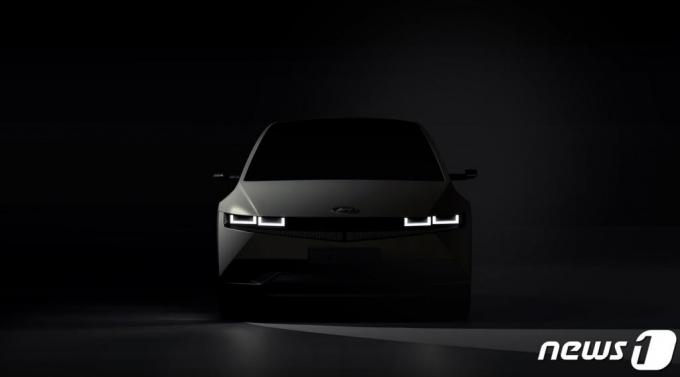 현대자동차가 전용 전기차 브랜드 아이오닉의 첫 번째 모델인 '아이오닉 5'의 외부 티저 이미지를 지난 13일 최초 공개했다. /사진제공=현대차