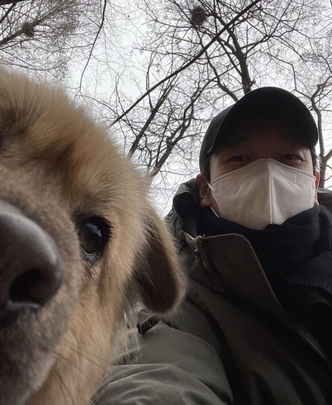 배우 조승우(오른쪽)과 그가 입양한 유기견 '곰자' /고성군 유기 동물 보호소 인스타그램