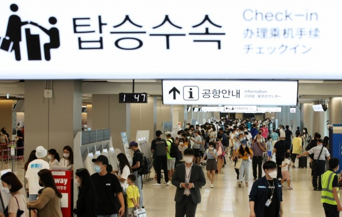 지난해 8월 서울 강서구 김포국제공항 국내선 청사가 휴가철을 맞은 여행객들로 붐비고 있다./사진=뉴시스