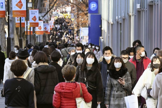 일본 후생노동성(후생성)은 수도 도쿄도(東京都)에 거주하는 50대 여성이 영국에서 시작된 변이 신종 코로나바이러스 감염증(코로나19)에 감염됐다고 27일 발표했다. 벌써 8번째 변이 바이러스 확진자다. 사진은 이날 도쿄 아오야마 거리의 쇼핑객들. 2020.12.28./사진=[도쿄=AP/뉴시스]