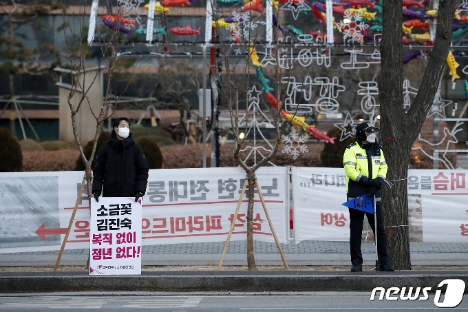 [사진] 김진숙 복직 위한 50미터 간격 1인 시위