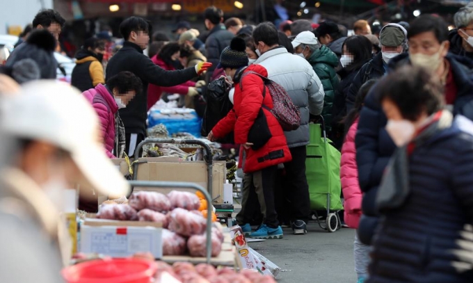 설날을 열흘여 앞둔 31일 오후 서울 동대문구 청량리종합시장이 물품을 구매하려는 시민들로 붐비고 있다./사진=뉴시스