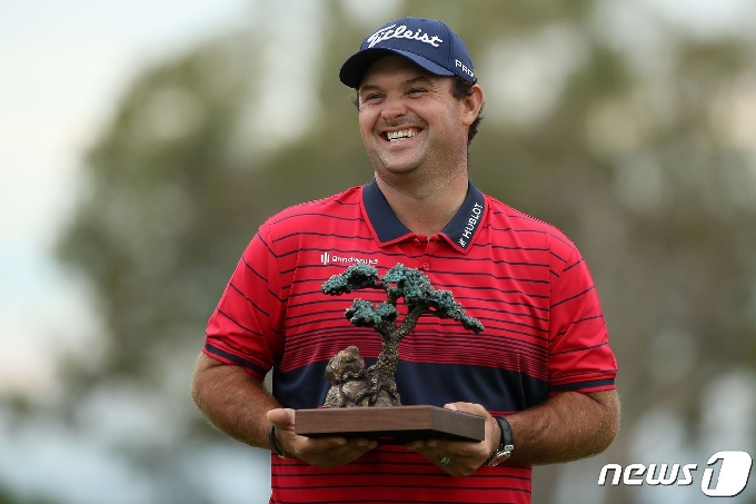 [사진] 통산 9번째 PGA 우승컵 들고 기뻐하는 리드