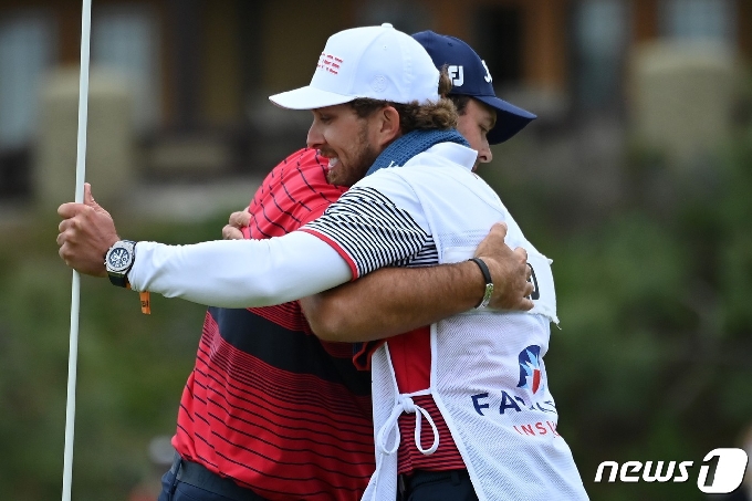 [사진] 캐디와 포옹하며 PGA 우승 기뻐하는 리드