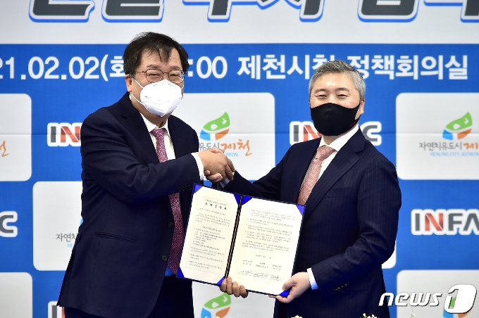 2일 제천시 이상천 시장(왼쪽)이 자동차부품 생산 전문기업 인팩 최웅선 대표와 투자협약을 체결하고 있다.(제천시 제공)© 뉴스1