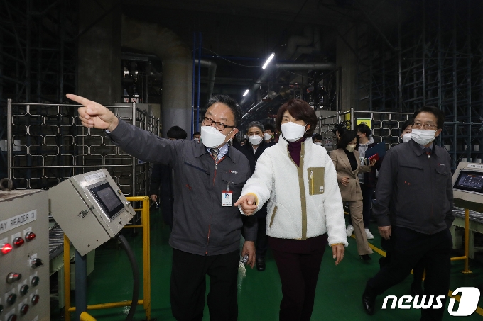 [사진] 한정애 환경부 장관, 페트병 재생원사 생산현장 방문