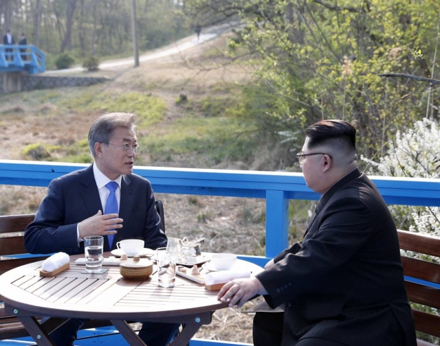 문재인 대통령과 김정은 국무위원장이 2018년 4월 남북정상회담에서 도보다리 위에서 담소를 나누고 있다. /사진=한국공동사진기자단