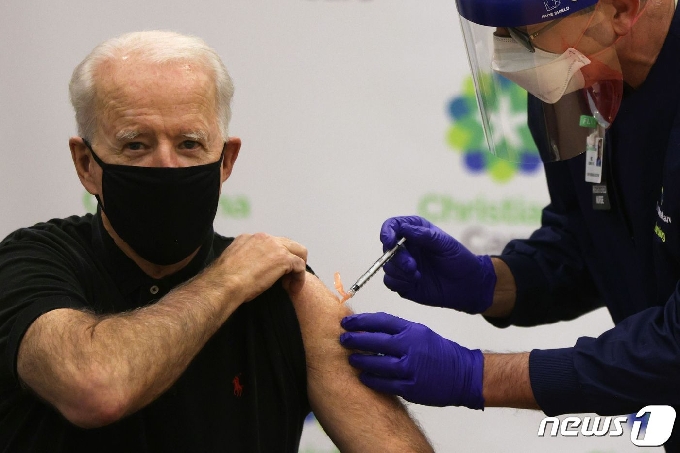 조 바이든 미국 대통령이 두 번에 걸친 신종 코로나바이러스 감염증(코로나19) 백신 접종을 마쳤다.  © AFP=뉴스1