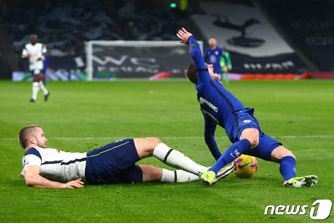 토트넘 수비수 에릭 다이어(왼쪽)가 5일(한국시간) 첼시와의 경기에서 티모 베르너에게 태클을 하고 있다. © AFP=뉴스1