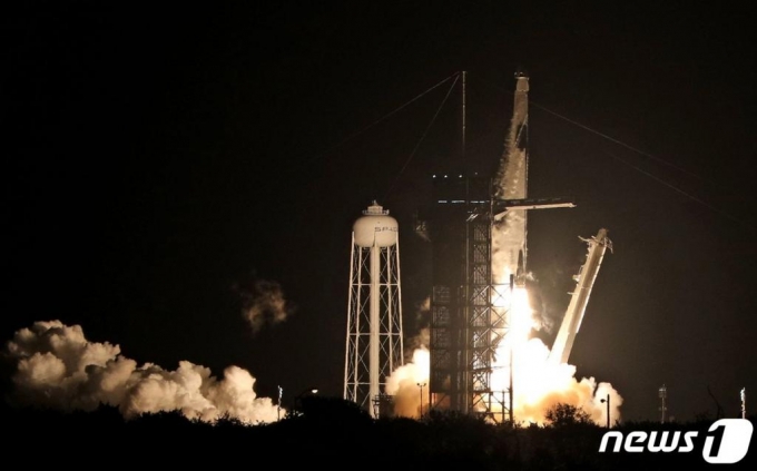 (케이프터내버럴 AFP=뉴스1) 우동명 기자 = 미국 민간 우주탐사 기업 스페이스X의 유인 캡슐 '크루 드래건'을 탑재한 팰컨9 로켓이 15일(현지시간) 플로리다주 케이프커내버럴에 있는 NASA 케네디우주센터의 발사대에서 이륙하고 있다.   ⓒ AFP=뉴스1