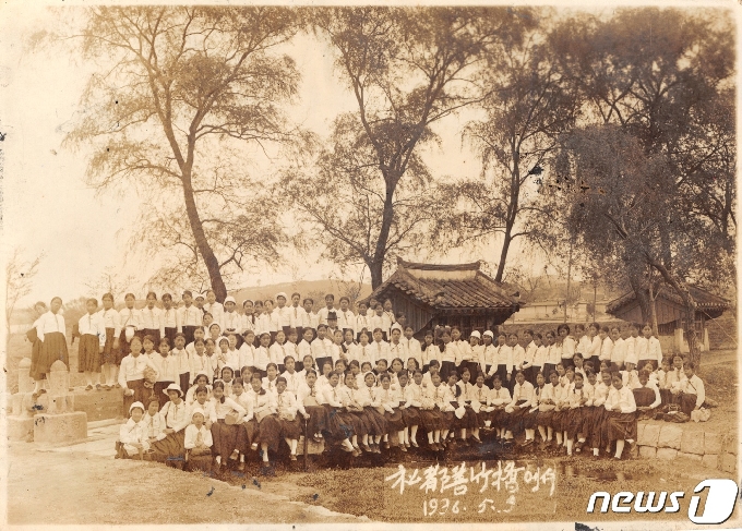 1936년 개성 선죽교를 방문한 여학생들이 기념촬영을 하고 있다. (미디어한국학 제공) 2021.02.06.© 뉴스1
