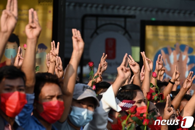 7일 미얀마 양곤에서 군사 쿠데타에 항의하는 시민들이 ‘세 손가락 경례’를 하고 있다. © AFP=뉴스1 © News1 우동명 기자