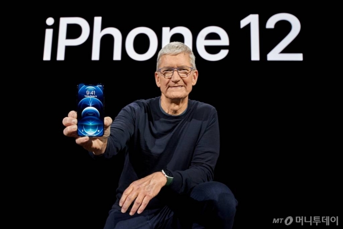 Apple CEO Tim Cook poses with the all-new iPhone 12 Pro at Apple Park in Cupertino, California, U.S. in a photo released October 13, 2020. Brooks Kraft/Apple Inc./Handout via REUTERS NO RESALES. NO ARCHIVES. THIS IMAGE HAS BEEN SUPPLIED BY A THIRD PARTY. TPX IMAGES OF THE DAY   ְ濵ڰ 13(ð) ̱ ĶϾ  Ƽ ũ  '12'   ϰ ִ. / = 1