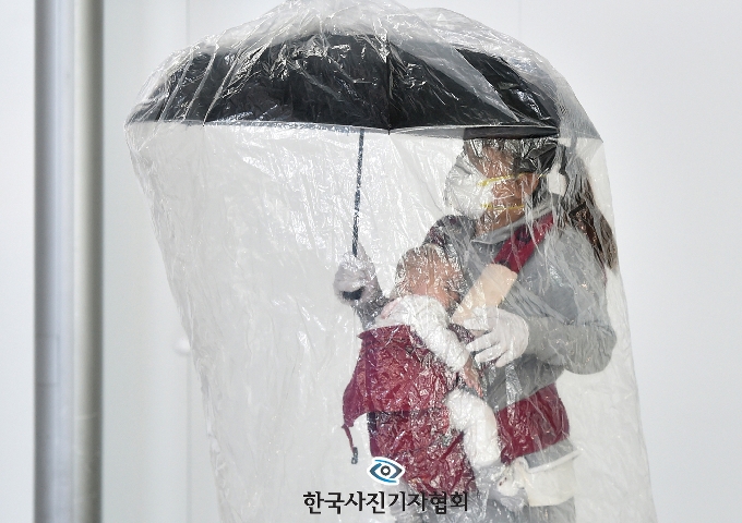 [사진] 한국보도사진상 최우수상 받은 코로나19 차단, 비닐우산 쓴 ‘엄마와 아이’