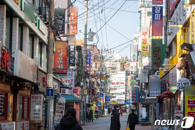 사회적 거리두기 강화가 이어지는 가운데 한산한 지난 2일 서울 신촌 거리 /사진=뉴스1