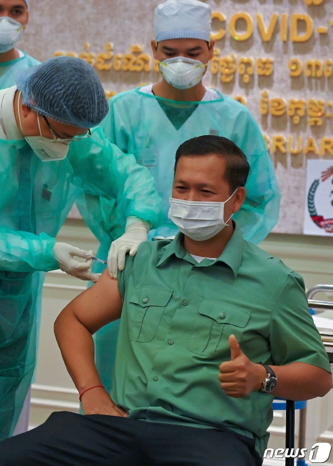 [사진] 중국의 시노팜 백신 맞는 훈센 캄보디아 총리 아들