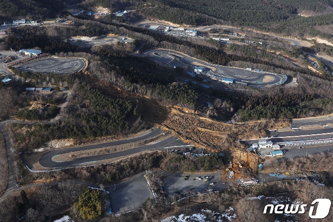[사진] 지진 산사태로 흙더미 덮인 일본 순환도로