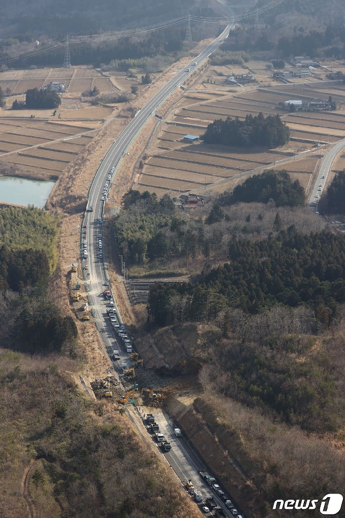 [사진] 지진 산사태로 끊긴 일본 고속도로