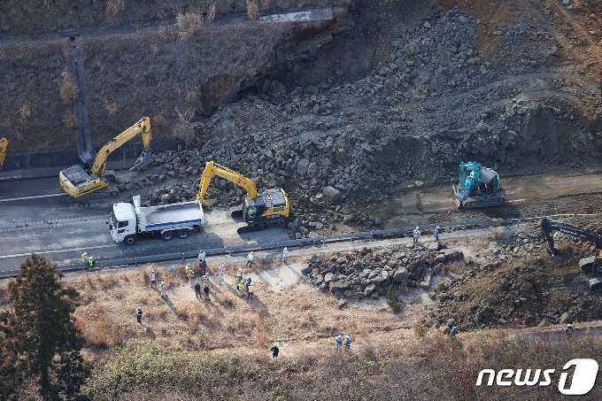 [사진] 일본 지진 산사태 고속도로 복구작업 현장