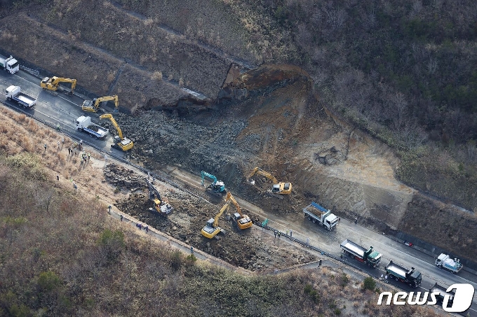 [사진] 복구작업하는 일본 지진 산사태 고속도로 현장