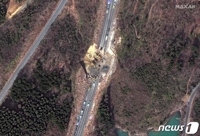 [사진] 지진 산사태로 흙더미 덮인 일본 조반 고속도로