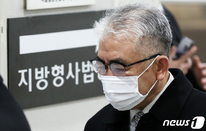 [사진] 법정 향하는 김수현 전 서해해경청장