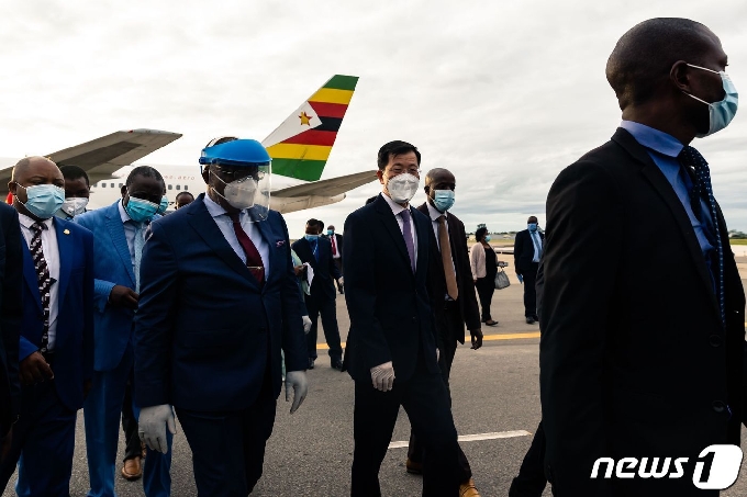 [사진] 중국산 백신 도착 마중 나간 짐바브웨 부통령
