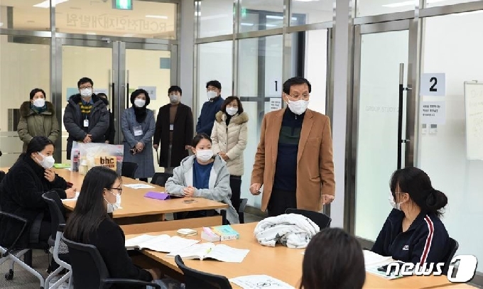 홍순직 총장이 간호사 국가고시를 준비하는 학생들을 격려하고 있다.(전주비전대 제공)© 뉴스1