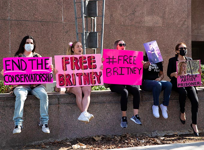 '#FreeBriteny'(브리트니에게 자유를) 캠페인을 벌이고 있는 사람들/사진=Reuters/뉴스1