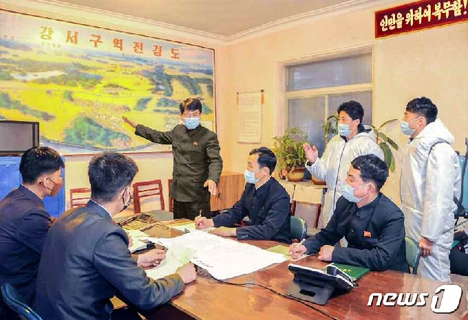 [사진] 북한 "코로나19 방역 규율과 질서 엄격히"
