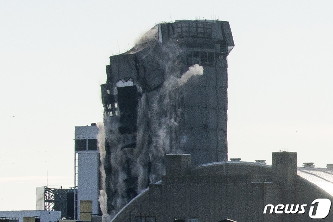 지난 17일 뉴저지 애틀랜틱 시티에 위치한 트럼프 플라자 호텔과 카지노가 폭파되는 모습 © AFP=뉴스1 © News1 원태성 기자