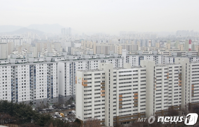 (서울=뉴스1) 권현진 기자 = 정부의 연이은 강도 높은 대책에도 불구하고 서울의 대표적 외곽지역으로 꼽히는 노원구의 아파트 매매 가격이 3.3㎡당 3000만원을 돌파했다.