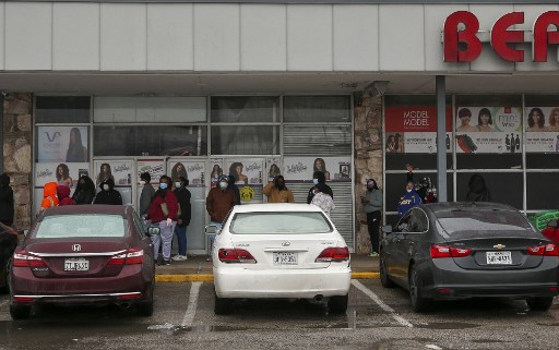 17일(현지시간) 텍사스주 휴스턴에서 주민들이 슈퍼에 들어가기 위해 줄을 서 있는 모습./사진=AFP