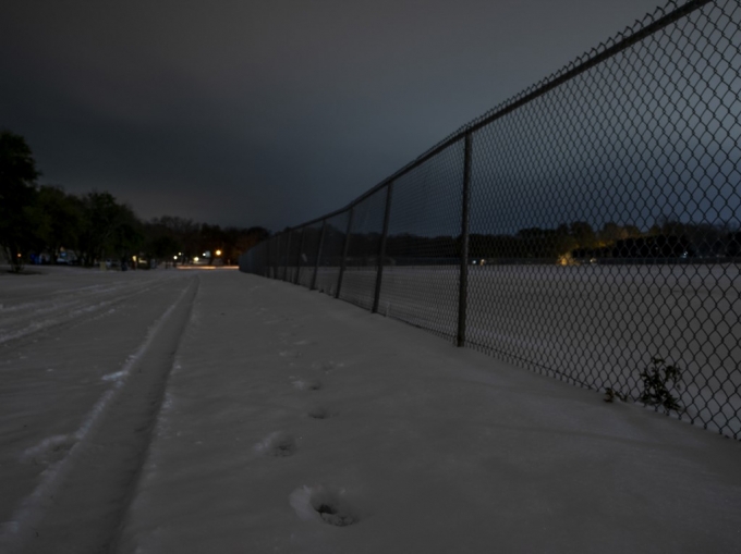 17일(현지시간) 미국 텍사스주 와코의 한 마을의 밤 풍경. 눈이 쌓여 있다. 수십년 만의 강추위가 찾아온 텍사스는 전력공급이 마비돼 수백만 사용자가 어려움을 겪고 있다. /사진=AFP