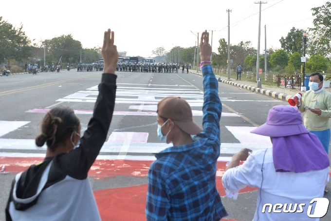 [사진] 경찰 앞 ‘세 손가락 경례’하는 미얀마 시위대