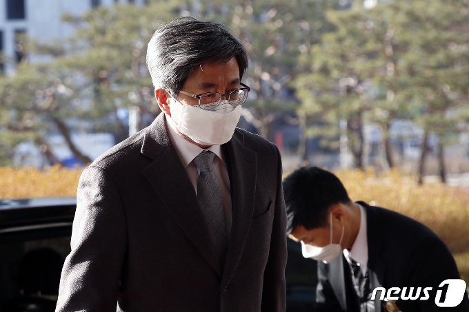 김명수 대법원장이 18일 오전 서울 서초구 대법원으로 출근하고 있다. 2021.2.18/뉴스1 © News1 이승배 기자