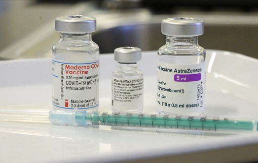 독일 슈투트가르트의 로버트보쉬 병원에 있는 3개의 서로 다른 코로나19 백신. 왼쪽부터 모더나, 화이자-바이오엔테크, 아스트라제네카./사진=AFP
