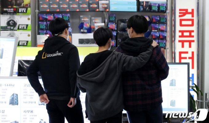 서울 용산 전자상가를 찾은 학생들이 PC를 둘러보고 있다.  / 사진=뉴스1